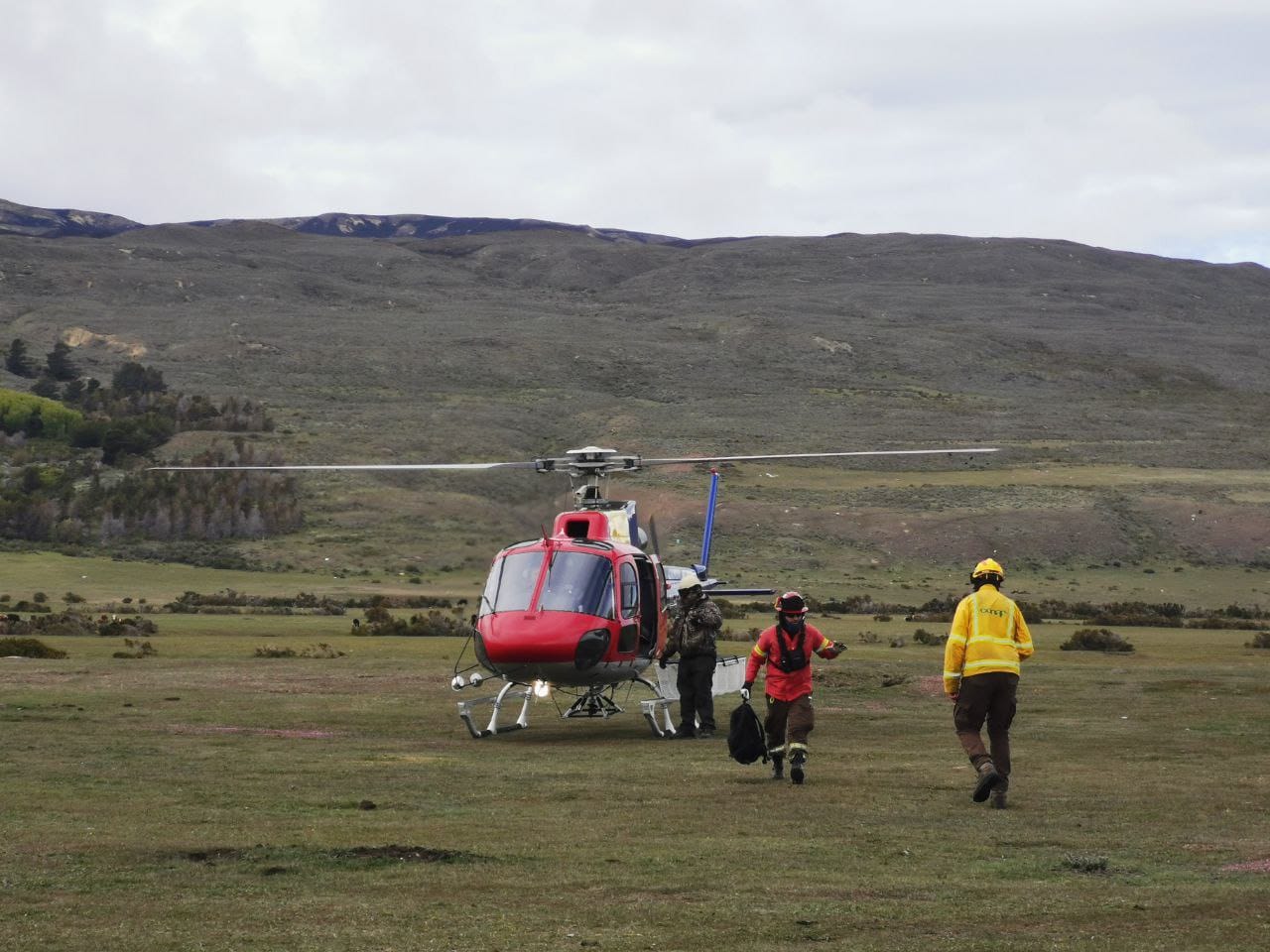 TDF: Segundo helicóptero ya ha trasladado brigadistas a sector afectado y el daño sobrepasa las 1.200 hectáreas