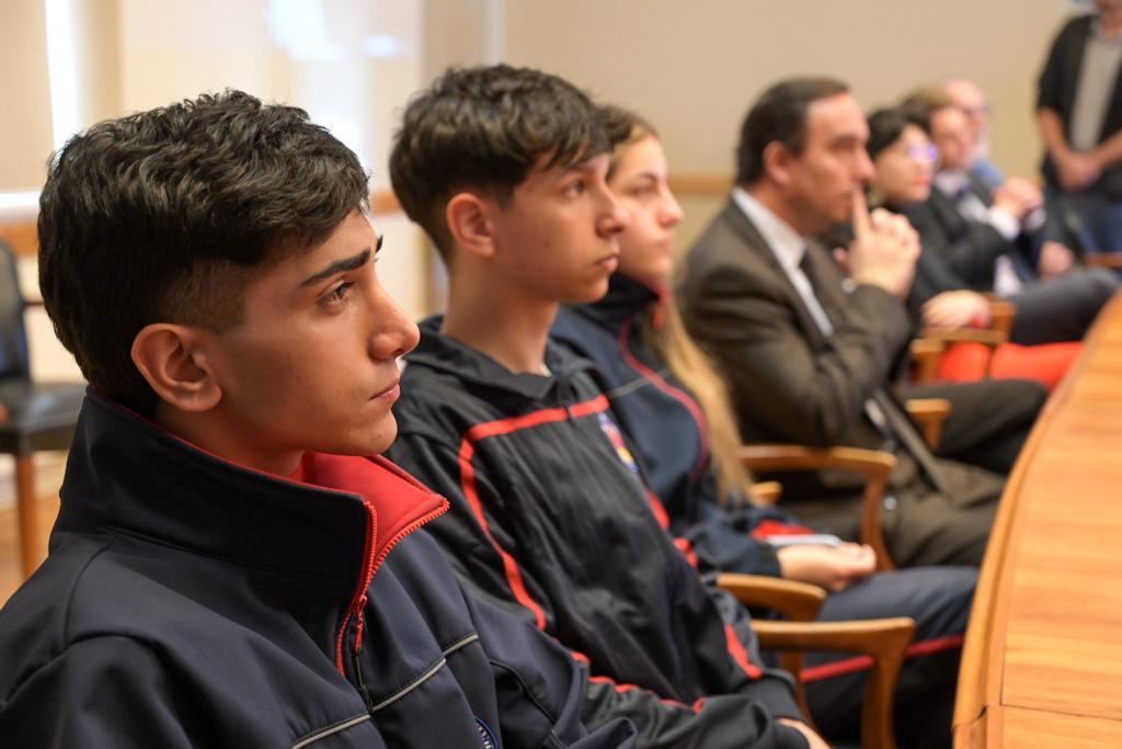 Gobernador regional se reunió con jóvenes para conversar sobre el futuro en el día de la Antártica  