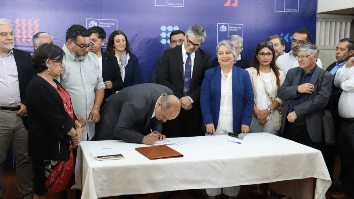 4,3%: Gobierno alcanza acuerdo con los trabajadores del sector público para el reajuste 2024