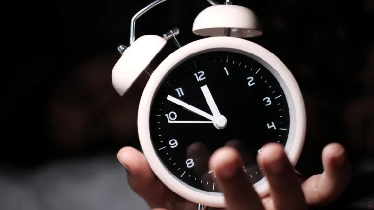 Sábado 6 de abril el resto del país retrasa una hora su reloj y Magallanes permanece con el mismo uso horario