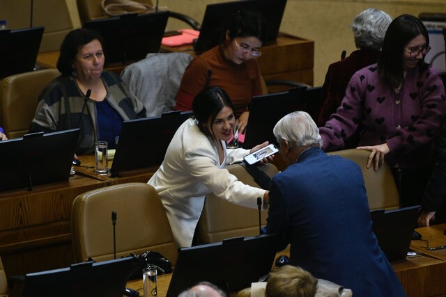 Karol Cariola se convierte en presidenta de la Cámara y en la primera militante PC en el cargo