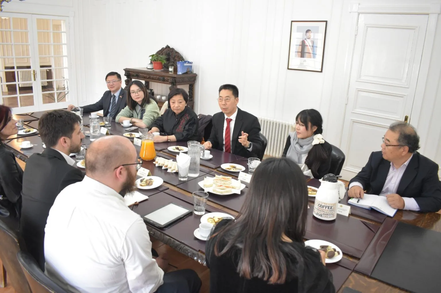 Delegado se reúne con embajador, representantes comerciales, y diplomáticos de China