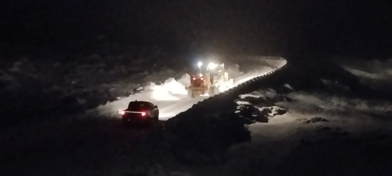 Vialidad trabaja en el despeje de nieve en rutas interiores al Parque Nacional Torres del Paine