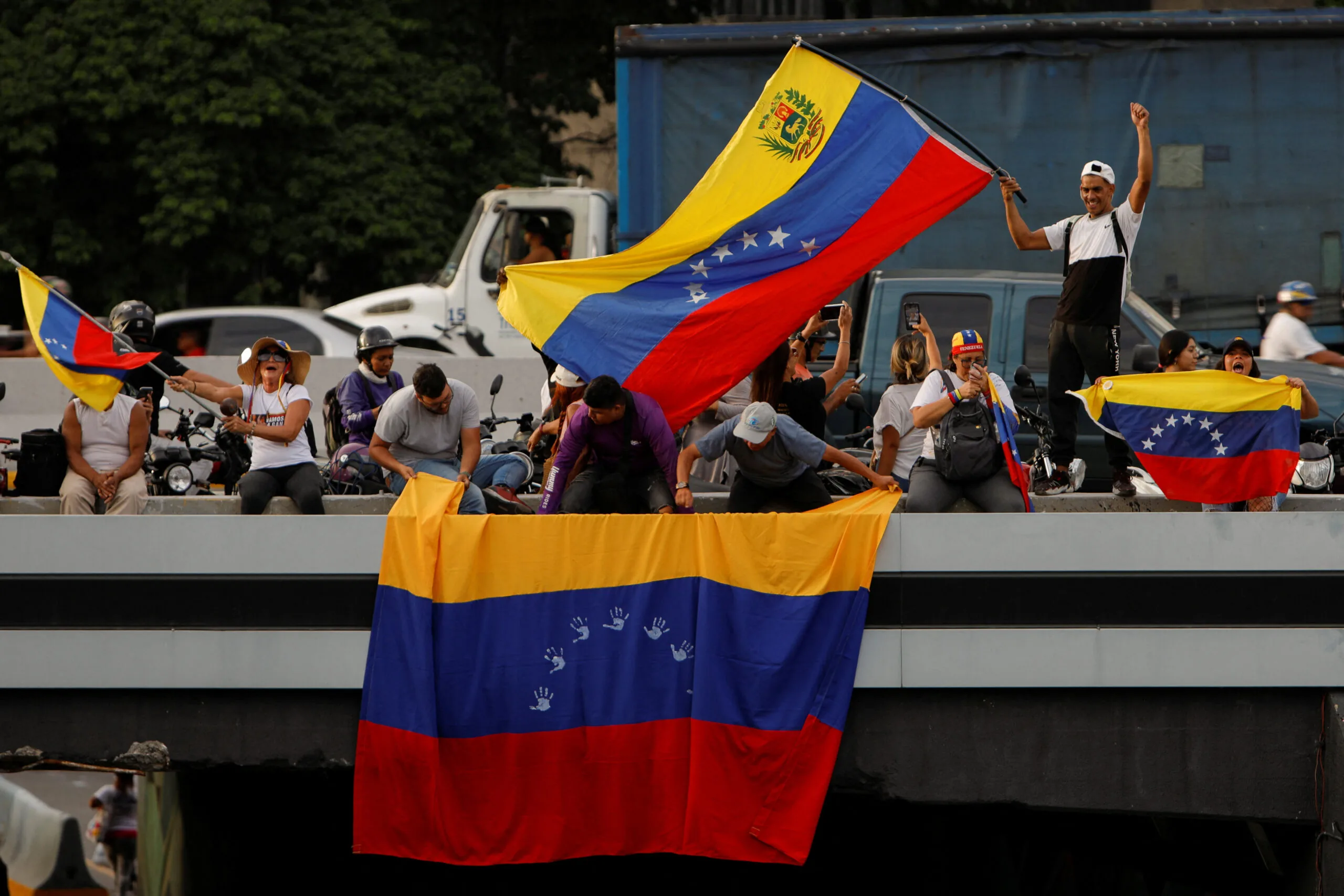 La incertidumbre se apodera de Venezuela: Las encuestas le entregan favoritismo a la oposición