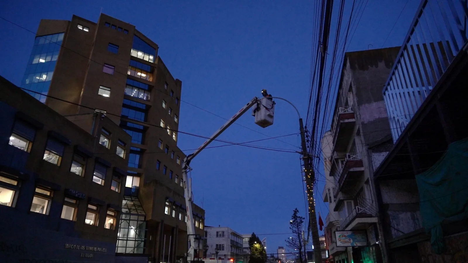 Avanza el cambio de luminarias LED en el centro de Punta Arenas que aumentan luminosidad en un 25%