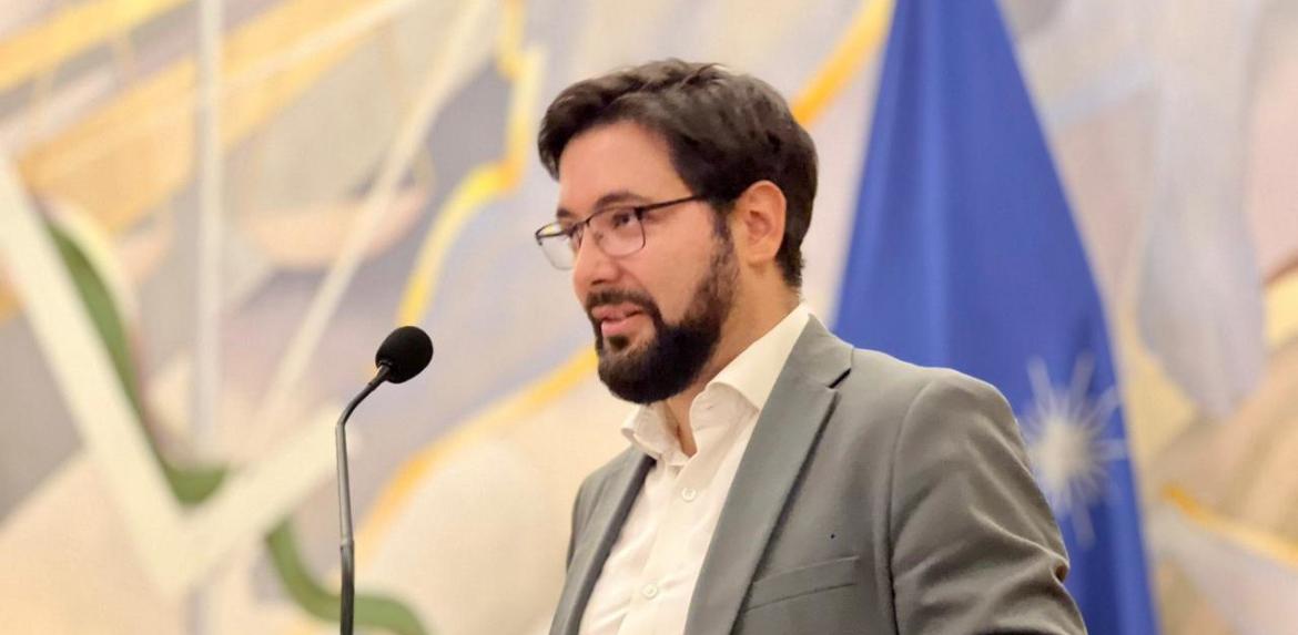 ¿Por qué los funcionarios de gobierno tienen que aclarar constantemente que no están «en contra» o «en guerra» con la salmonicultura? (Por Claudio Andrade)