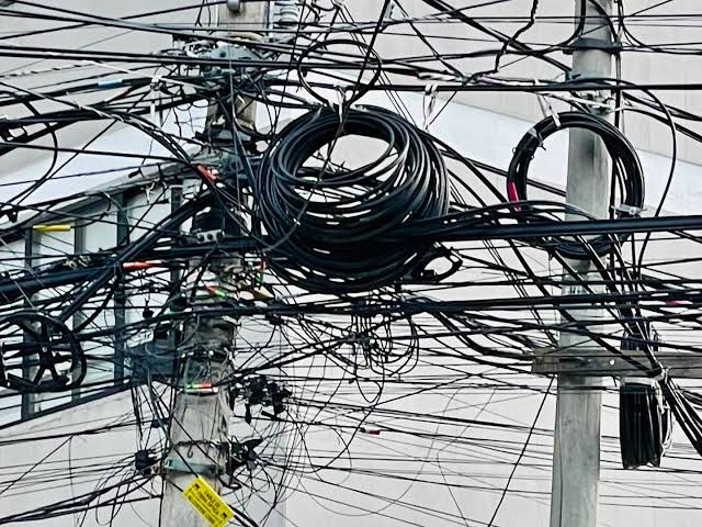 Ingresan proyecto de Ley "Chao Cables" para modificar multas a empresas que no retiren cableado