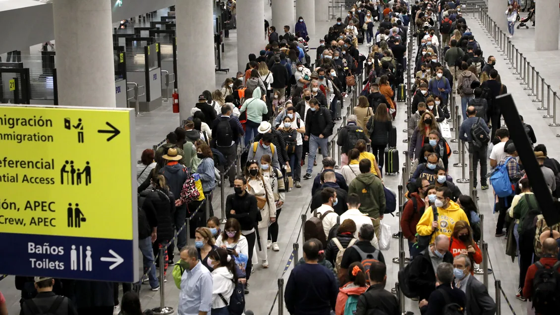 Trabajadores del aeropuerto de Santiago comienzan paralización y dicen que se extenderá por 30 días