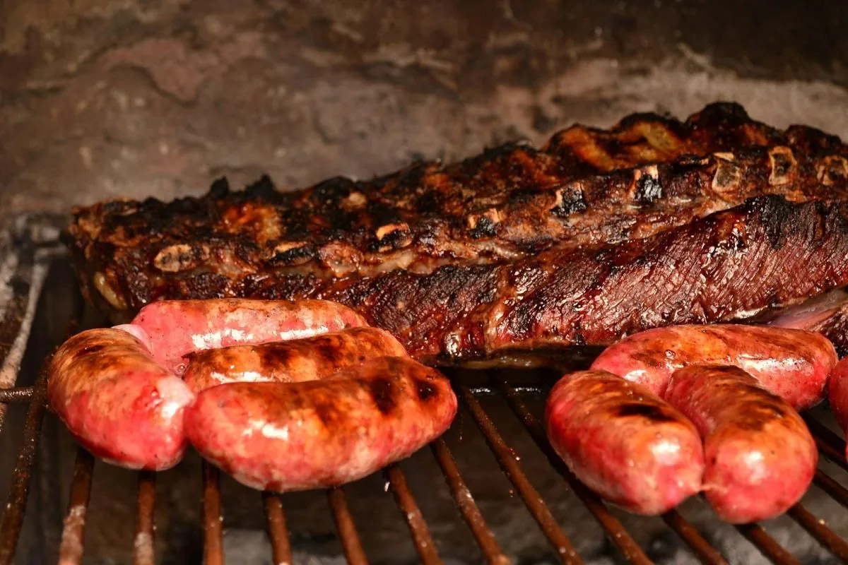 Según encuesta el hacer un asado familiar en casa es la actividad favorita de los chilenos en la celebración dieciochera