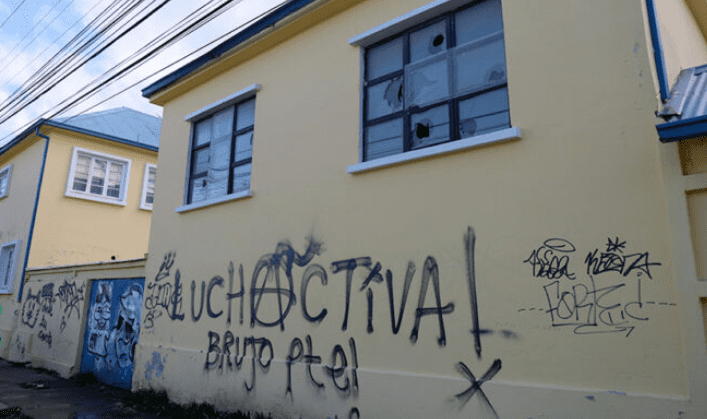 Inaceptable y repetitivo: Escuela Prat amaneció con vidrios quebrados y rayados en su fachada