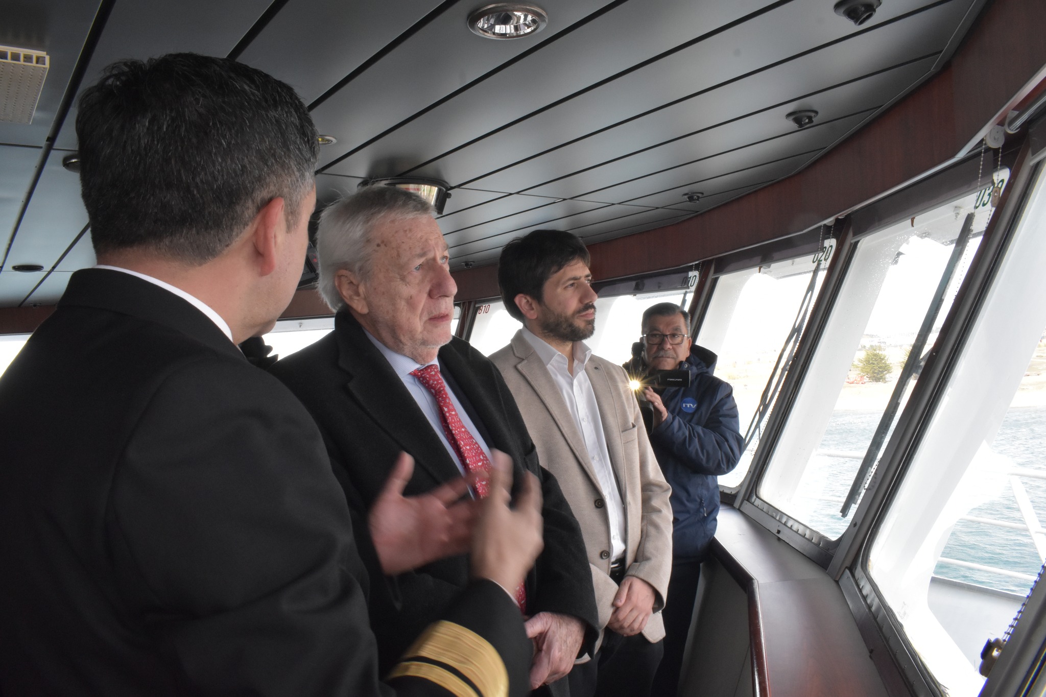 Ministro Alberto van Klaveren visita Magallanes y reafirma compromiso con Bahía Fildes y la Antártica