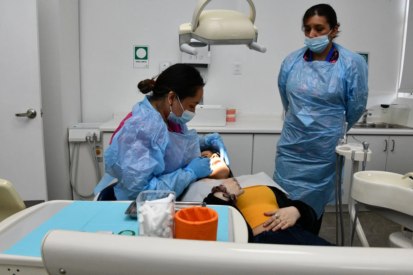 Municipio comenzó programa de ortodoncia que beneficiará a cien adolescentes de Punta Arenas