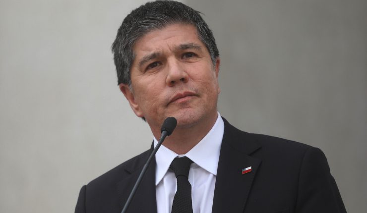 Esposado y escoltado por la PDI se llevaron detenido a Manuel Monsalve por abuso sexual y violación