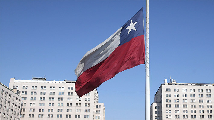Polarización en Chile: Estudio muestra que personas están acercando posiciones y alejándose del conflicto