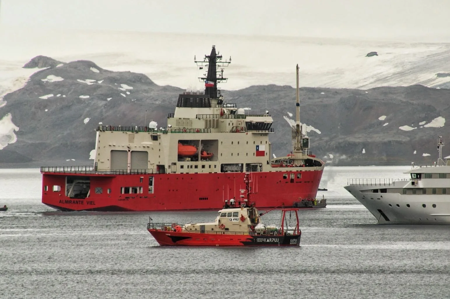Rompehielos Almirante Óscar Viel marca hito y realiza su primera recalada en la Antártica