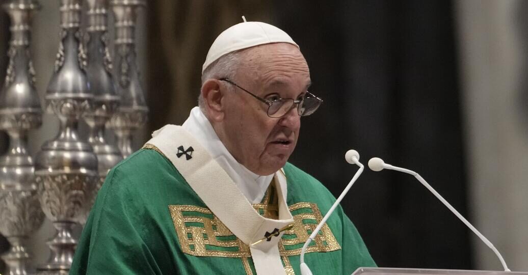 Informan que el papa Francisco tiene una neumonía bilateral y su estado clínico "es complejo"