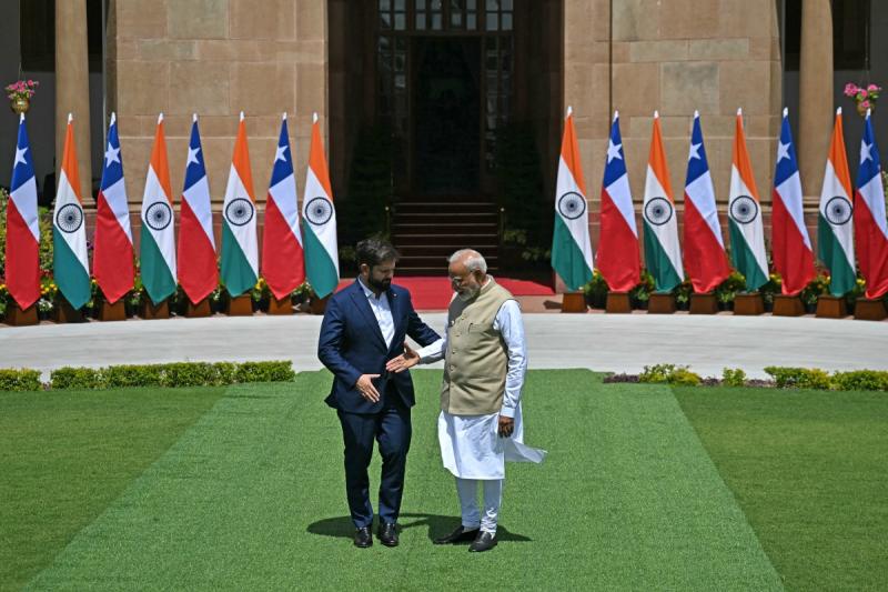 Presidente Boric comenzó gira de seis días por India: Delegación fue recibida con una danza tradicional