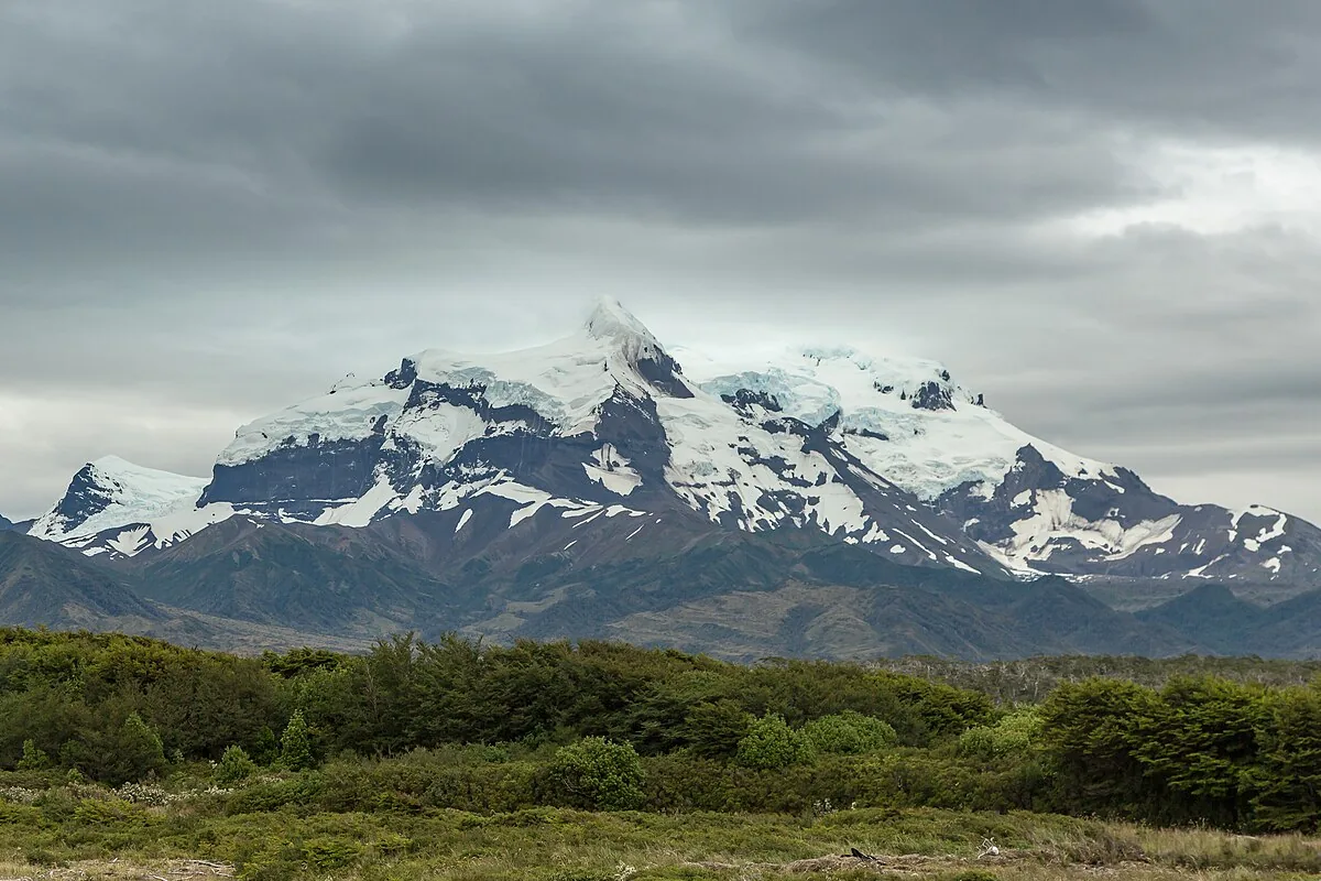 Buscan monitorear volcán Burney que está activo y podría entrar potencialmente en erupción