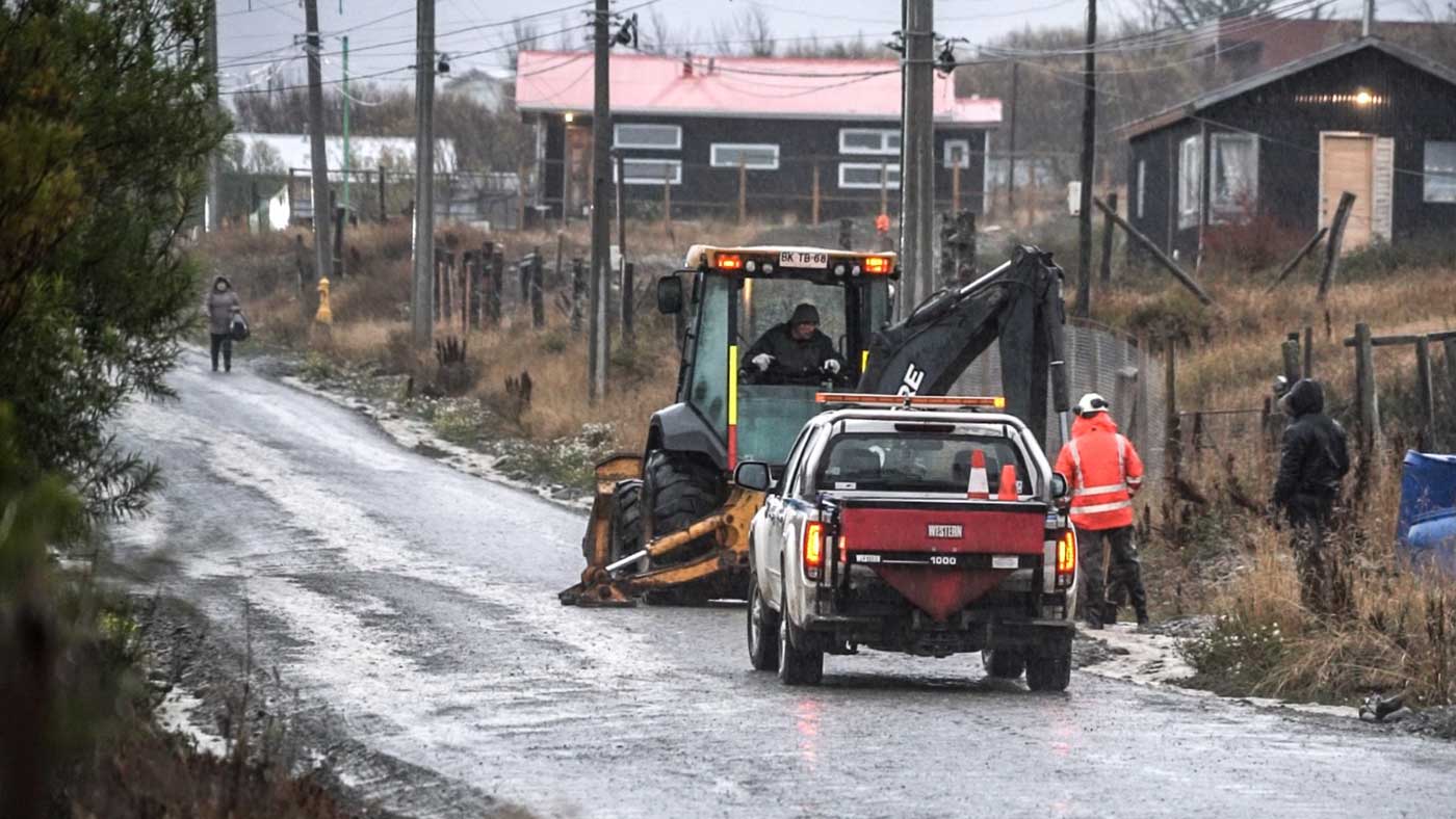 Intensas lluvias inundan arterias de la ciudad y mantienen a equipos municipales y del Serviu en terreno