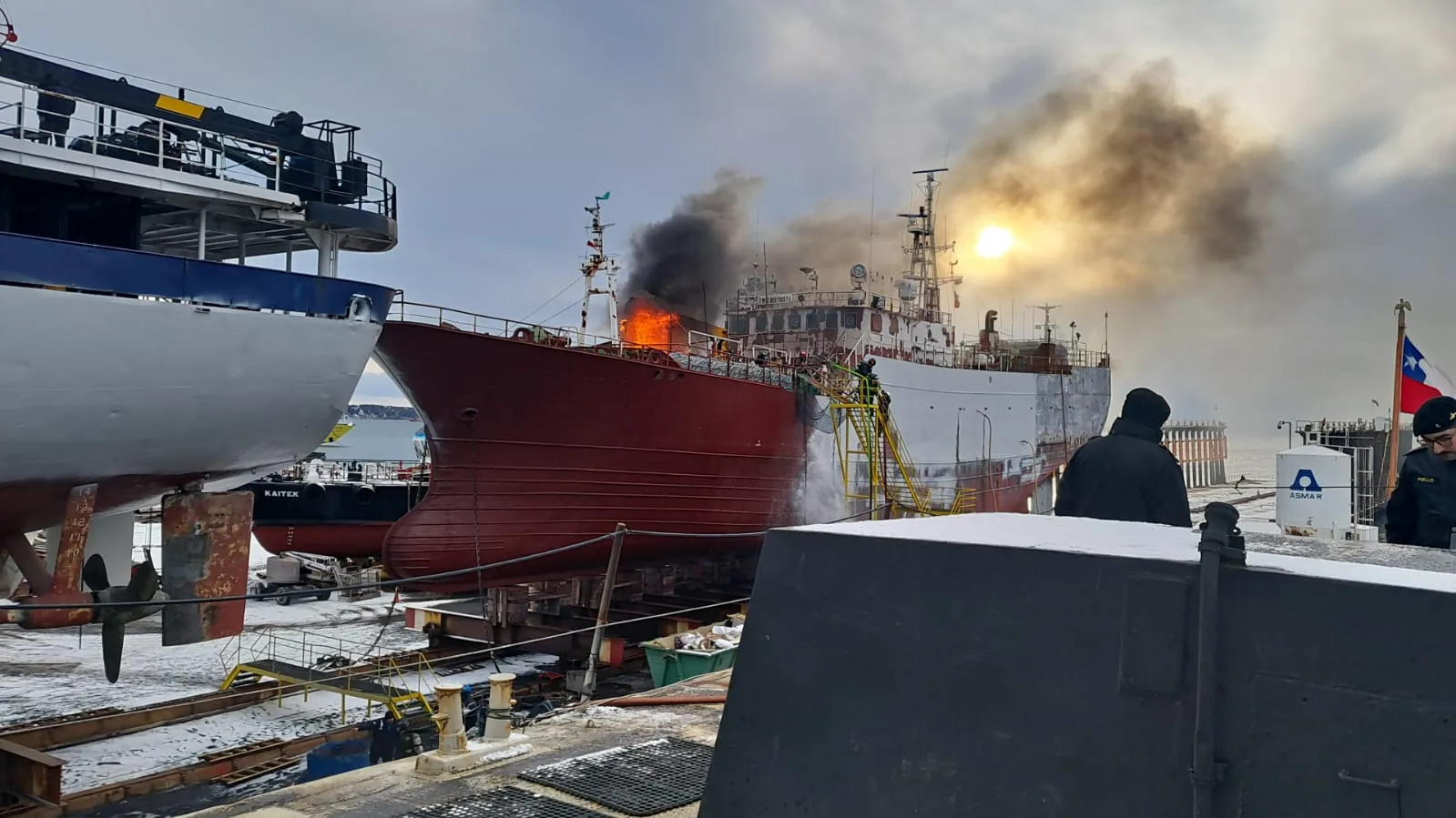 Incendio en Asmar: Fuego se desató en buque de origen coreano y llegada de bomberos permitió contener la emergencia