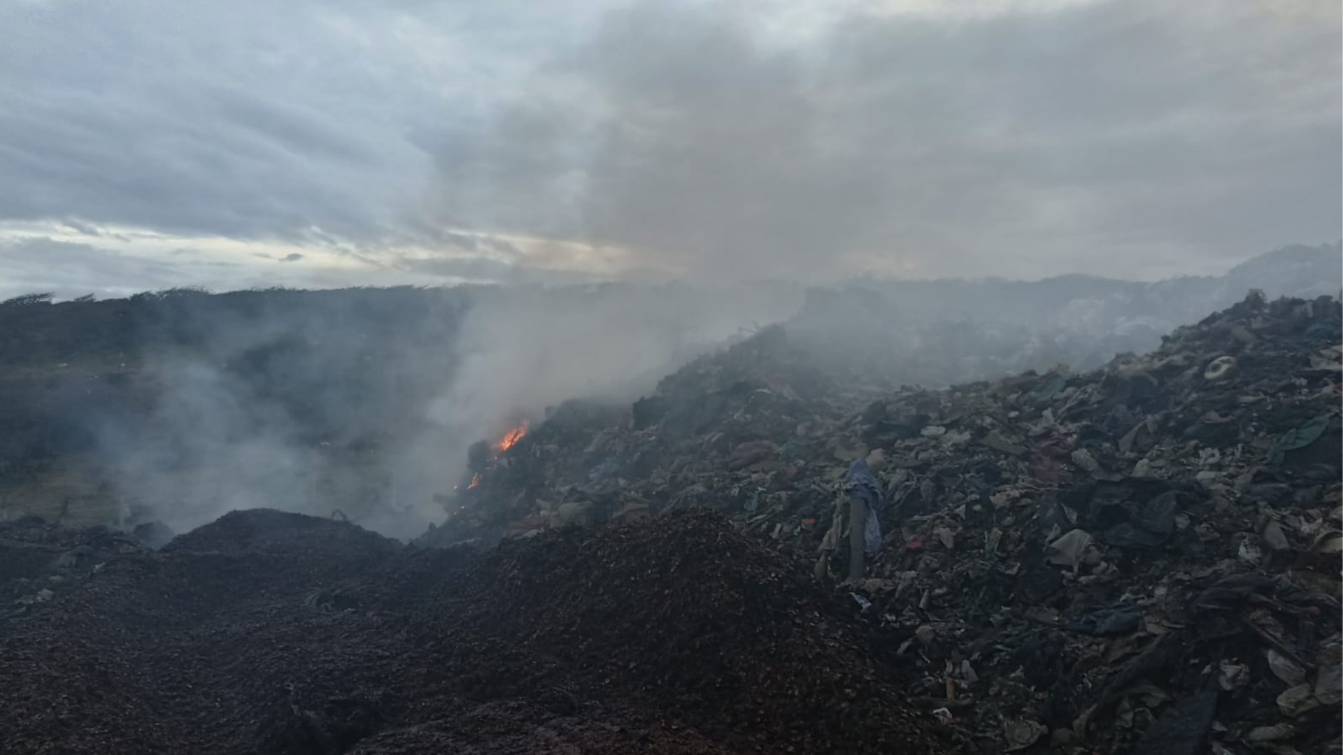 Estado crítico de incendio en vertedero de Natales: "Estamos trabajando solos y sin recursos"
