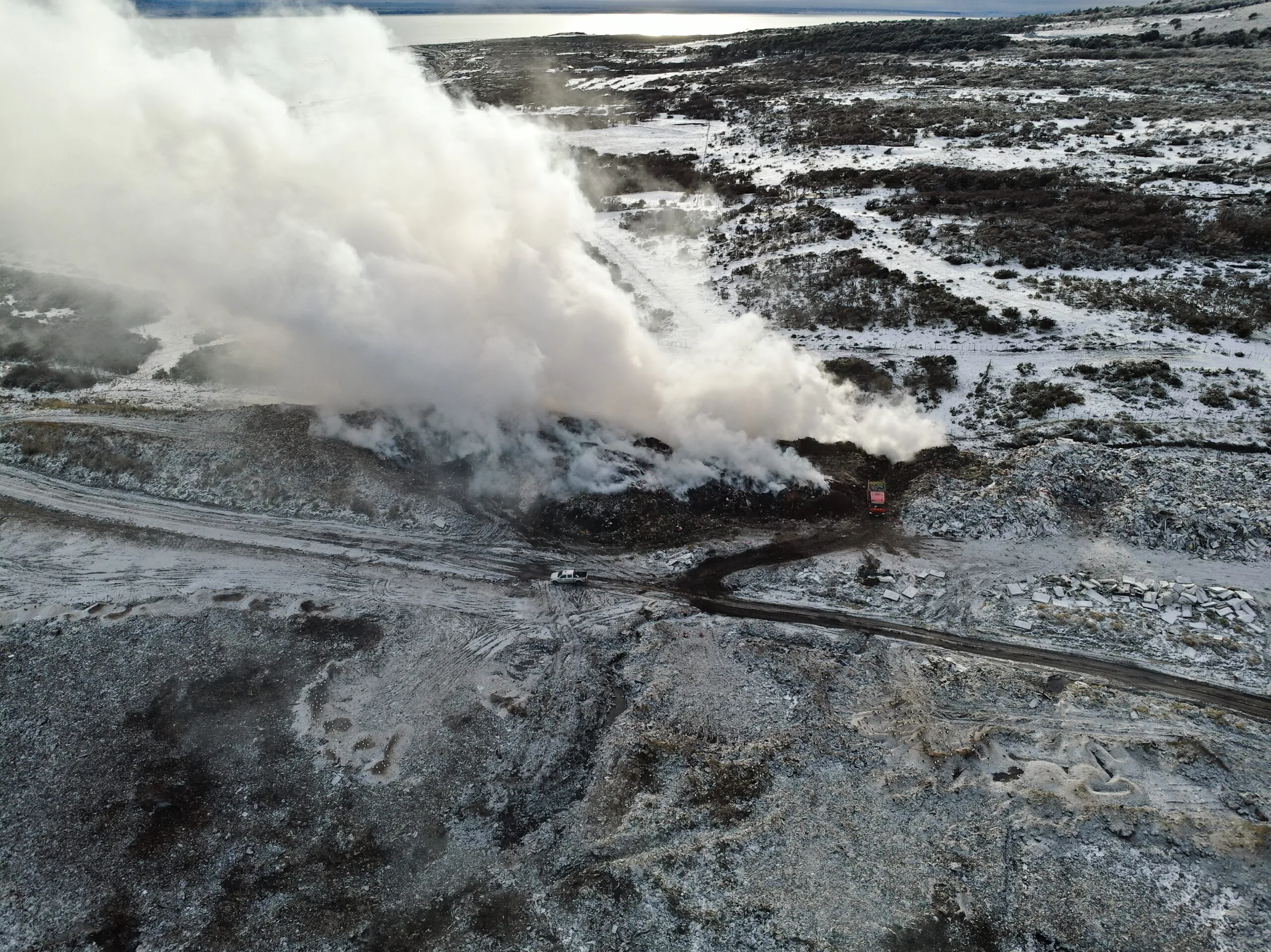 Incendio en vertedero de Natales: Municipio dice que riesgos para la comunidad son inminentes