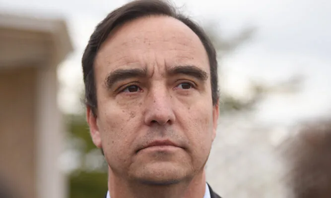 Flies ingresó dos querellas en contra de parlamentarios y consejeros que lo denunciaron en Contraloría