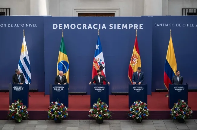 Algunos presidentes se reúnen en Chile para la cumbre internacional "Democracia Siempre"