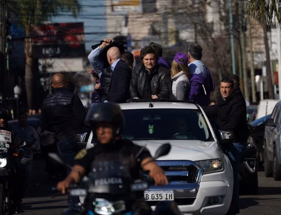Atacan con piedras a Javier Milei durante una caravana en medio de escándalo por corrupción