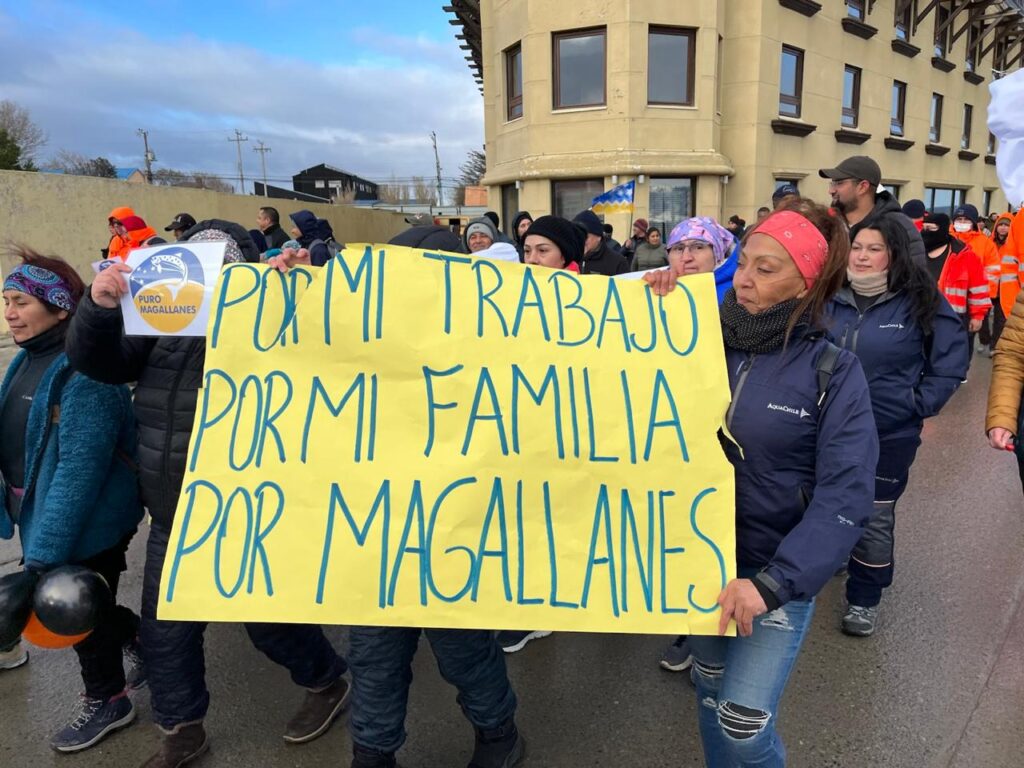 Preocupados por su futuro: Trabajadores de la salmonicultura y pescadores artesanales llaman a movilizarse este sábado