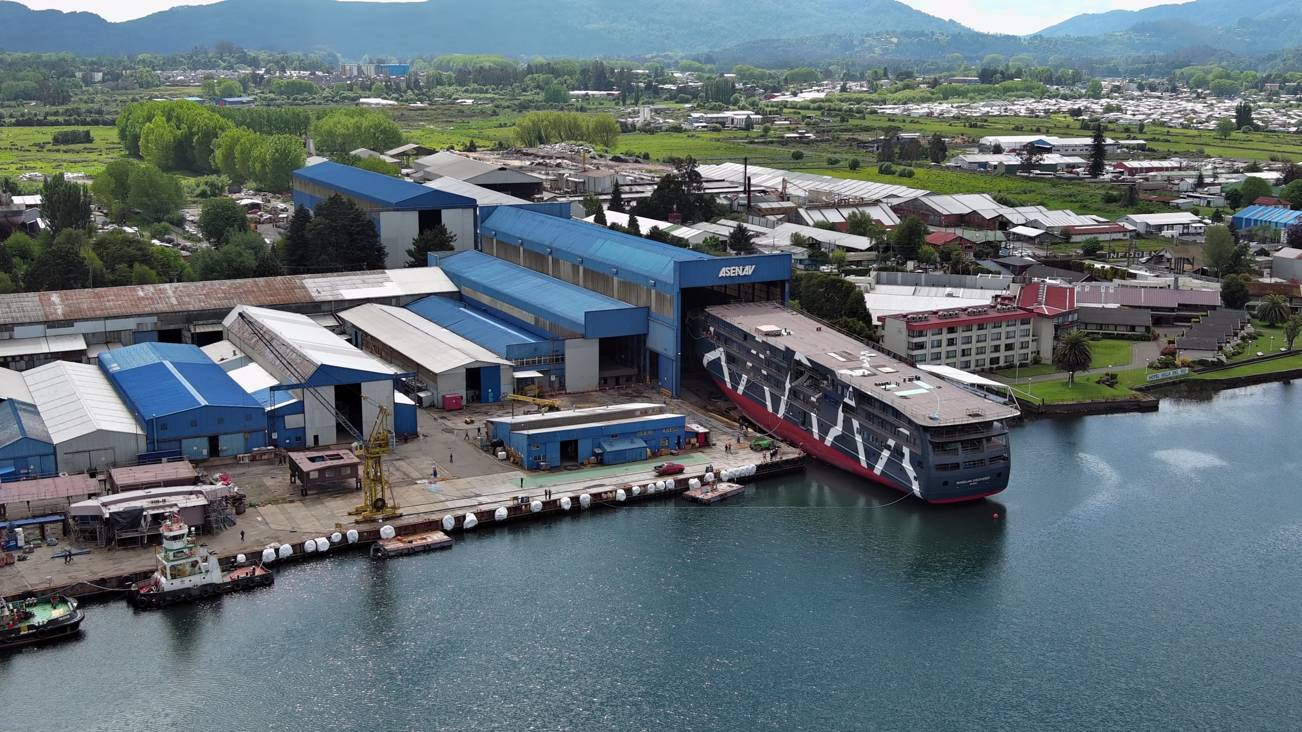 Su primera aparición pública hizo el primer crucero de expedición híbrido-eléctrico construido íntegramente en Chile