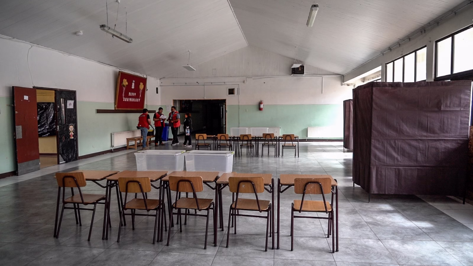 Municipalidad acelera armado de los 33 locales de votación para las elecciones de este domingo