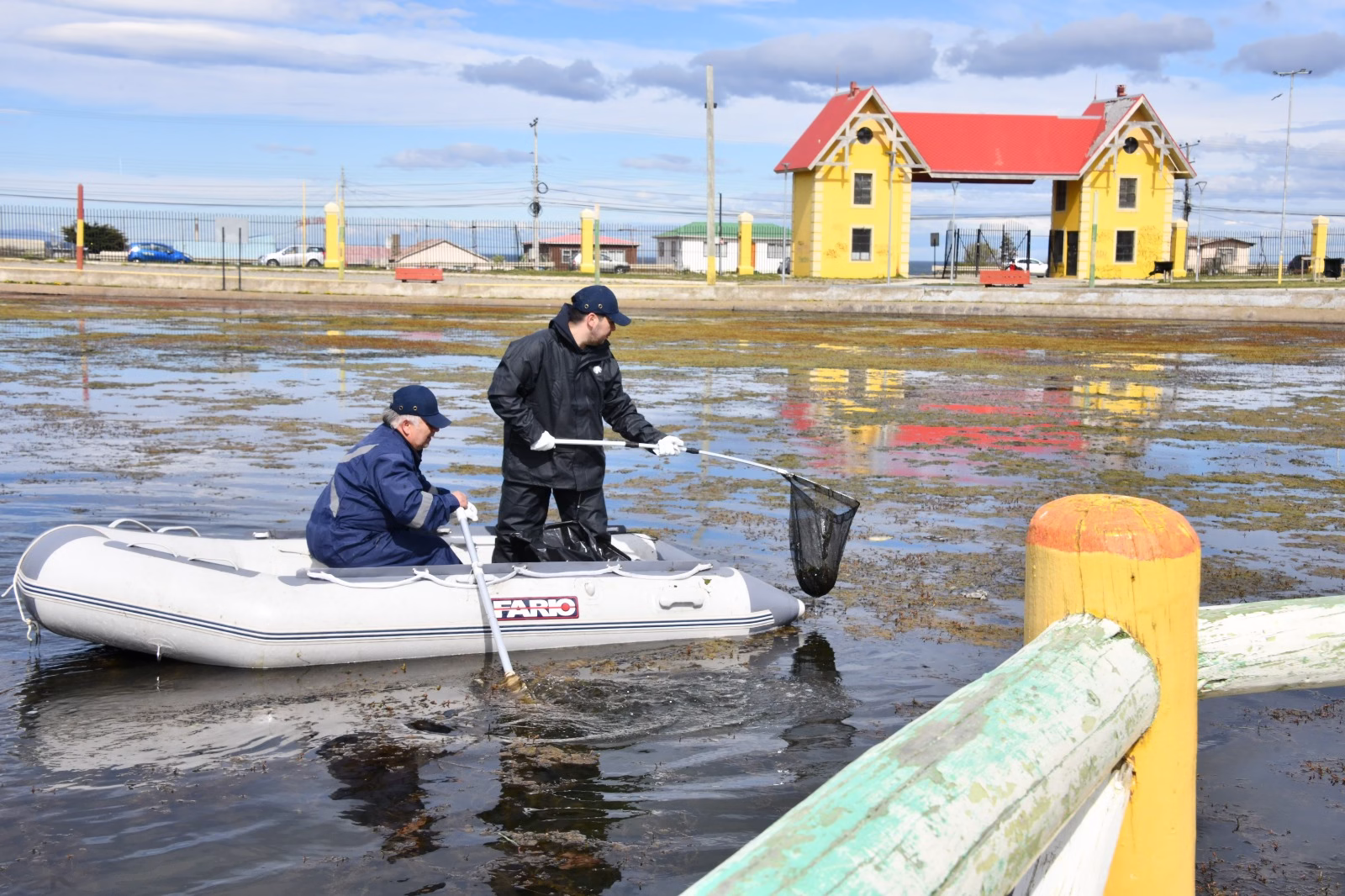 Retiran cerca de 100 kilos de desechos desde la laguna del Parque María Behety