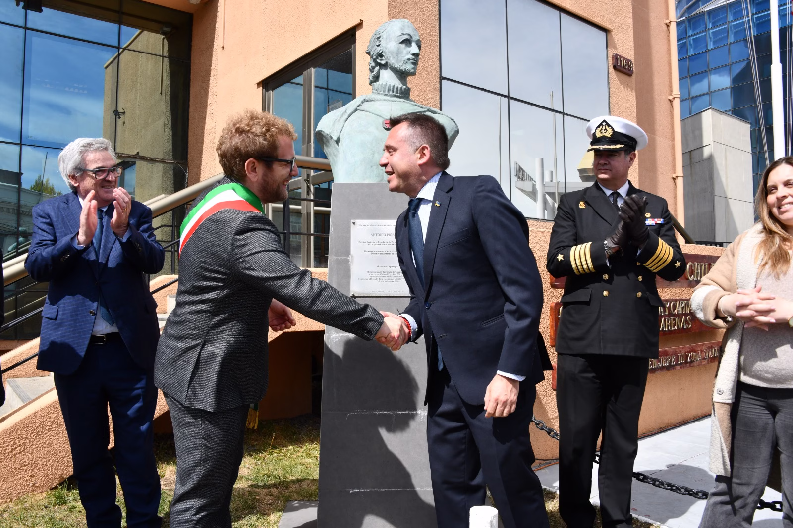 Punta Arenas y Vicenza firman acuerdo y celebran entrega oficial de busto de Pigafetta 