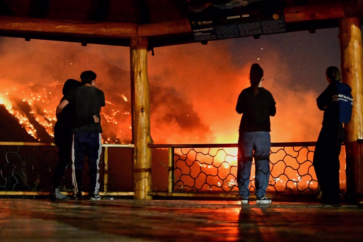 Patagonia argentina bajo fuego: Violento incendio forestal obliga a evacuar turistas