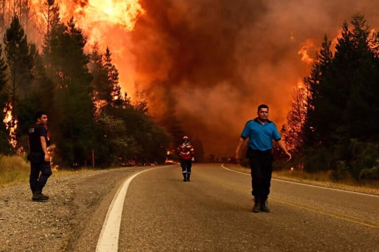 Continúan incendios en la Patagonia argentina y fuego deja más de 5.500 hectáreas consumidas