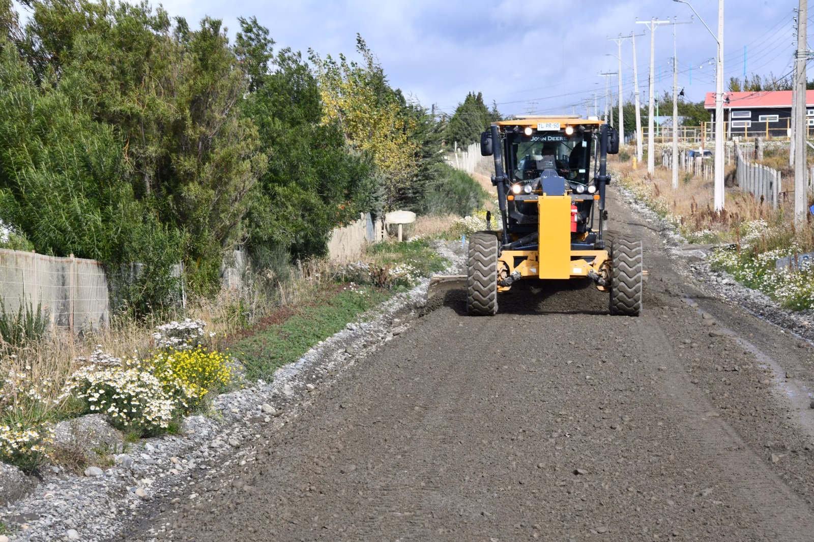 Repara caminos periurbanos tras sistema frontal: Incluyen reposición de material y compactación