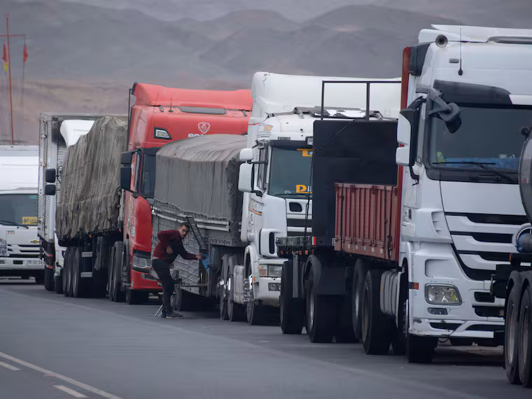 Camioneros descartan paro ante alza de combustibles y dicen que mantendrán cadena de abastecimiento