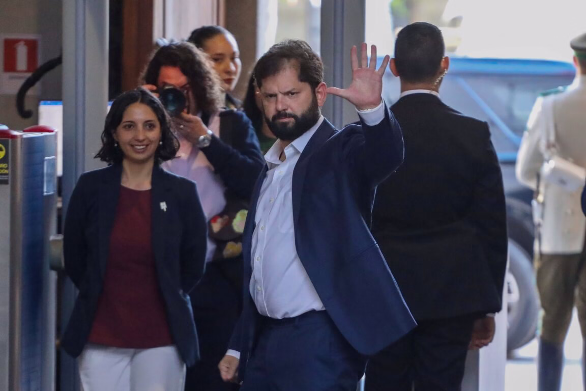 Gabriel Boric comienza instalación de oficina para ejercer labor de ex Presidente