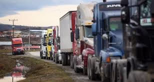 Camioneros tienen reunión el lunes y advierten posible movilización por alza en combustibles