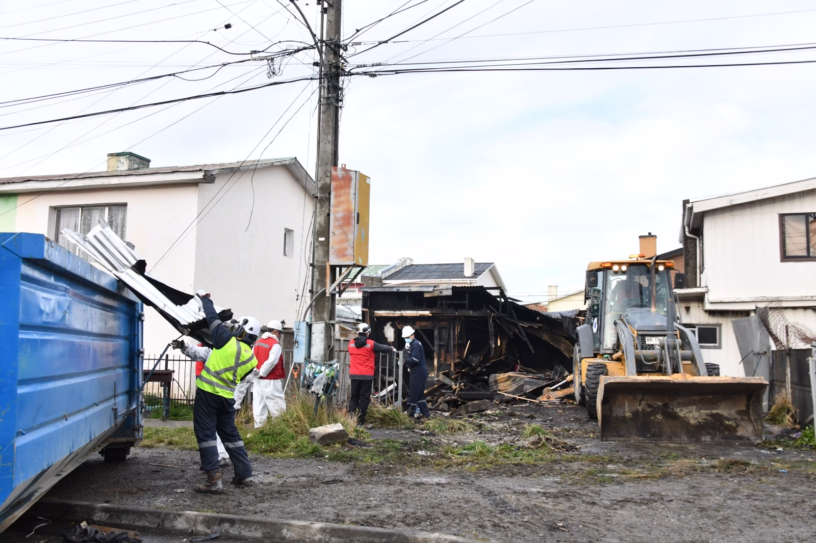 Municipio realizó demolición parcial de casa okupa tras reiterados hechos de inseguridad