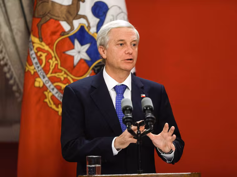 Presidente Kast bromea con polémico almuerzo en La Moneda: “Era más barato comer un sanguchito adentro”