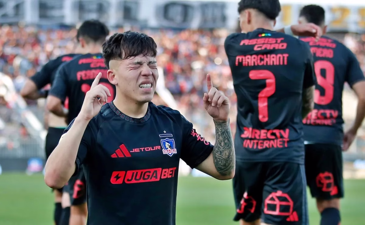Colo-Colo venció a Huachipato y quedó puntero de su grupo en la Copa de la Liga