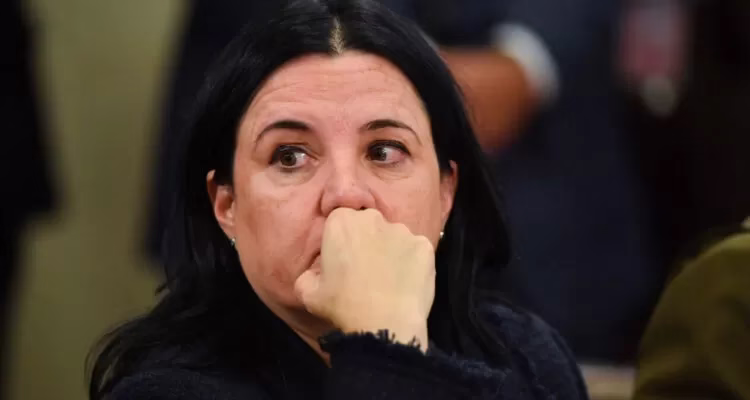 Sociedad con su ex esposo que defendió a narcotraficante complica a ministra de Seguridad