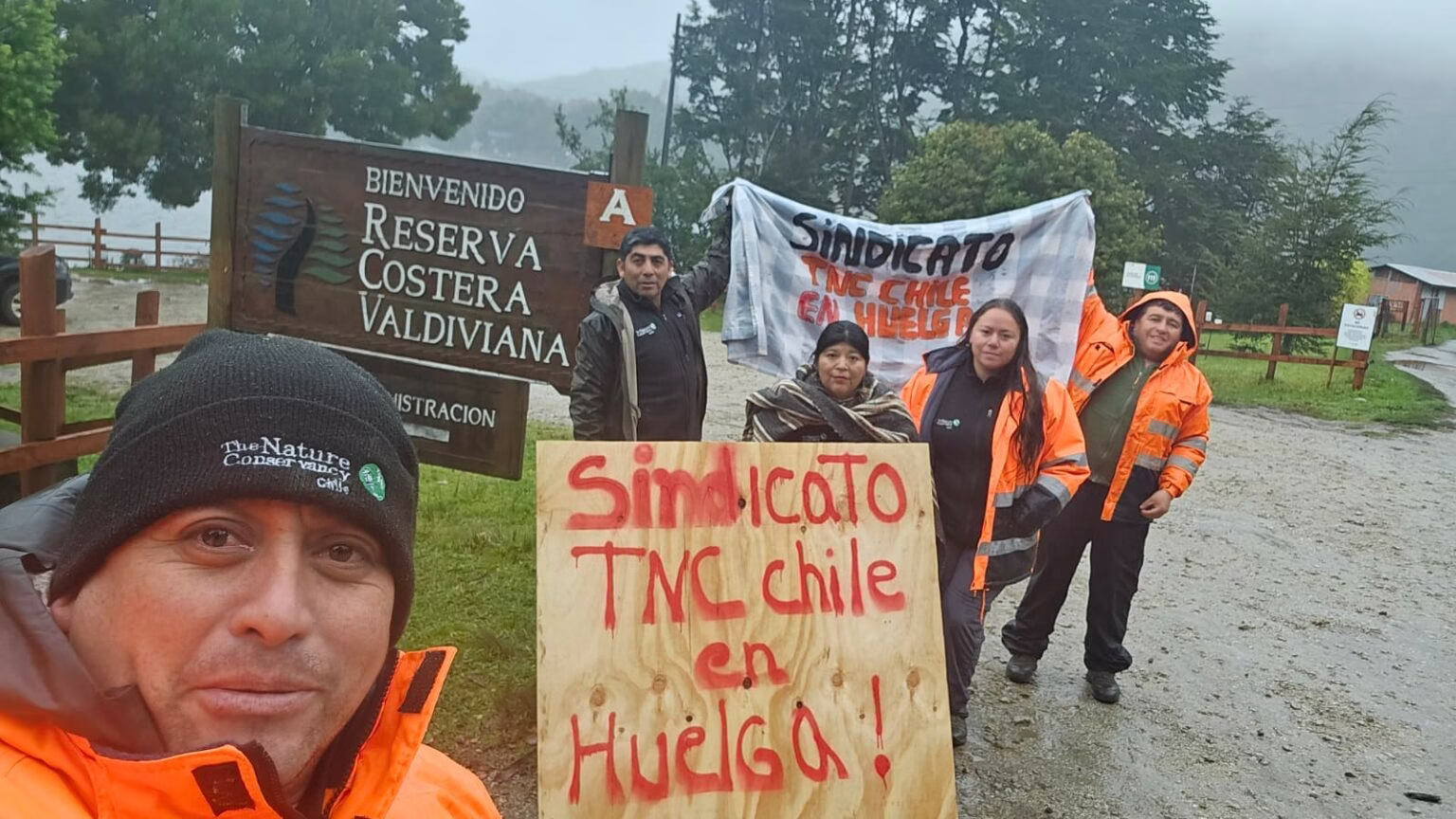 ONG ambientalista extranjera mantiene un duro conflicto con sus trabajadores en Chile que reclaman: "condiciones laborales básicas y razonables"