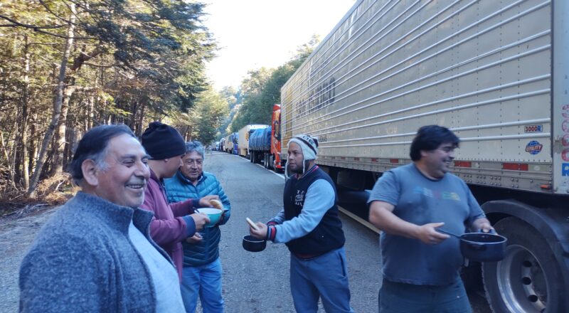 Camioneros chilenos en La Angostura